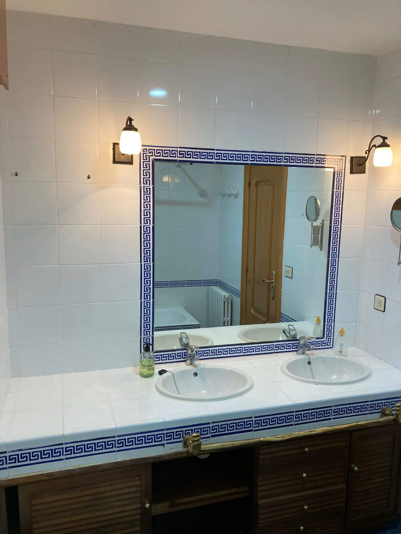 Baño completo con dos lavabos