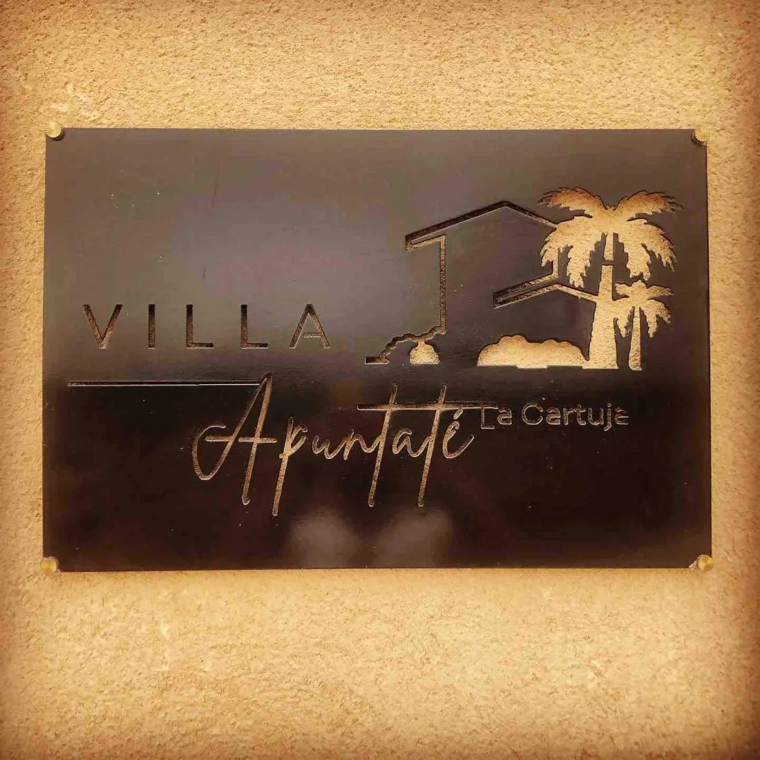 Cartel metálico de Villa Apuntaté La Cartuja