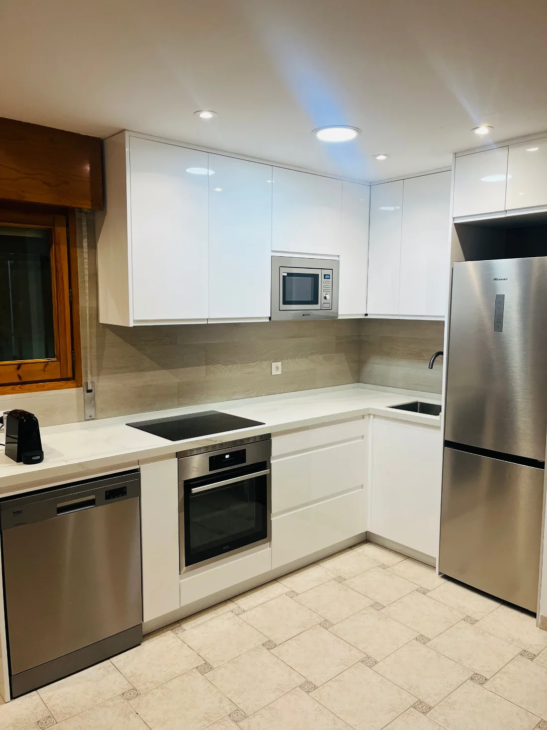 Encimera de la cocina con placa, horno y microondas