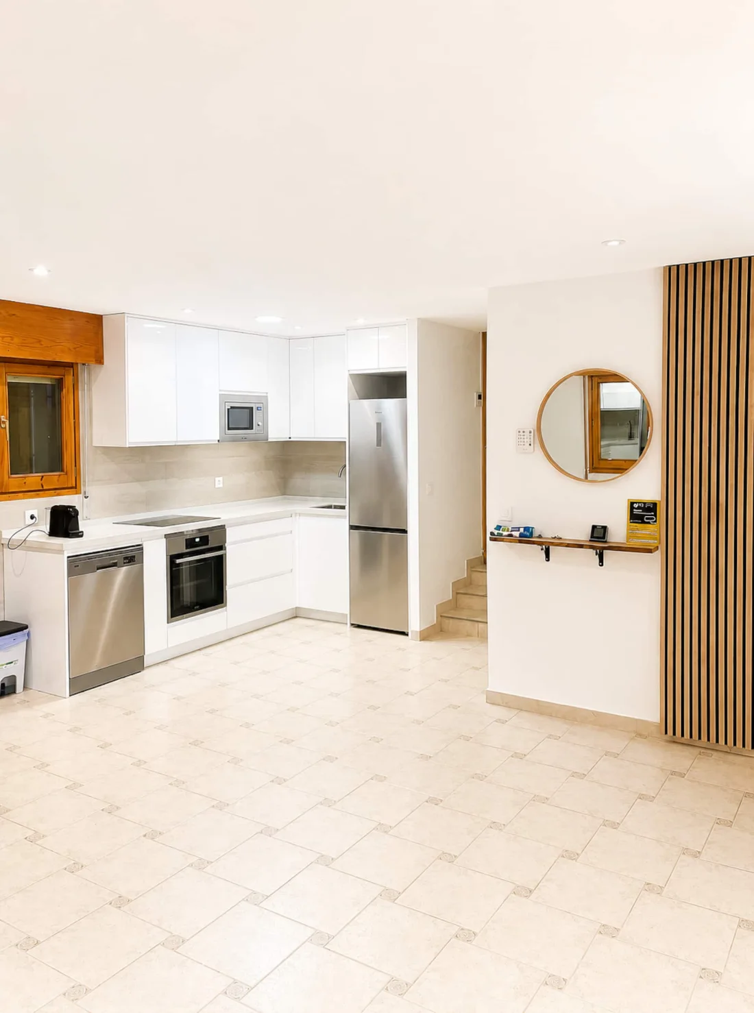 Cocina blanca con electrodomésticos integrados