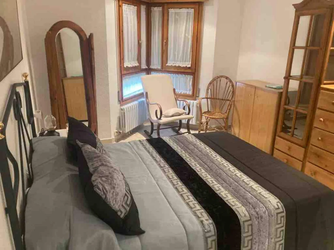 Dormitorio principal con cama de forja