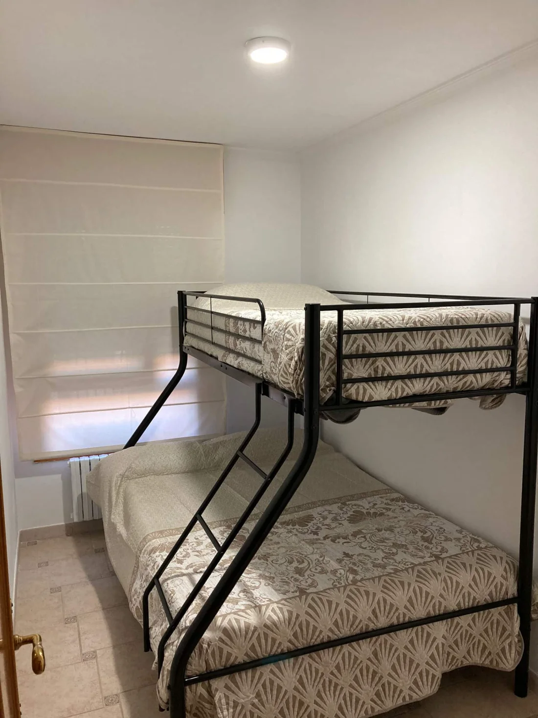 Dormitorio con cama nido