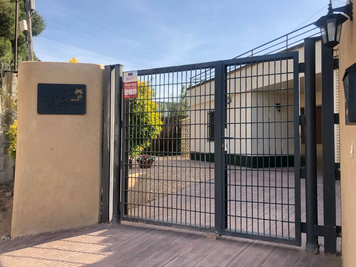 Puerta de entrada a la finca