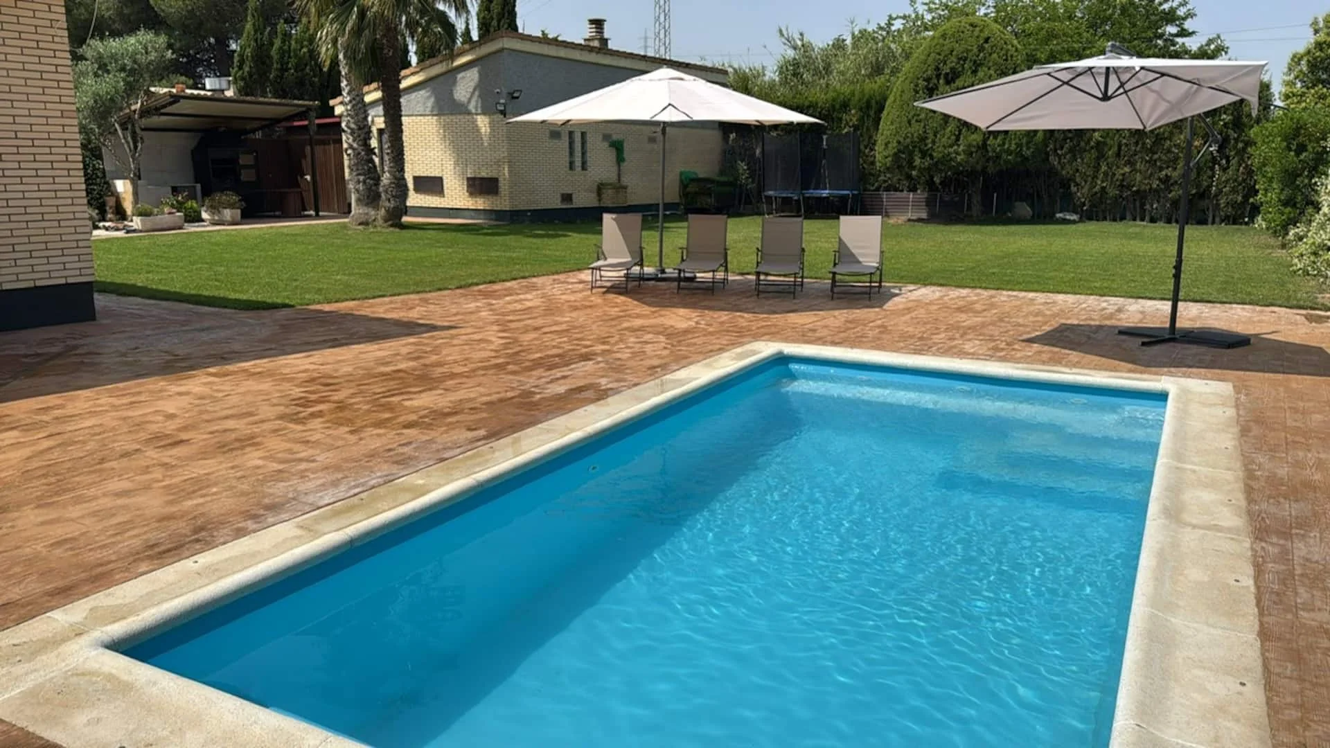 Piscina de agua salada con el porche al fondo