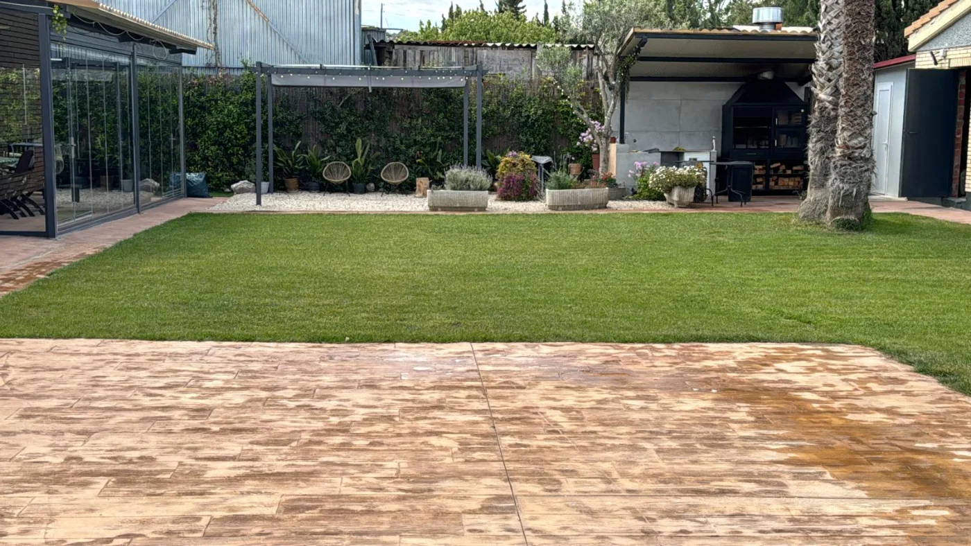 Jardín con pérgola y zona de estar para celebraciones