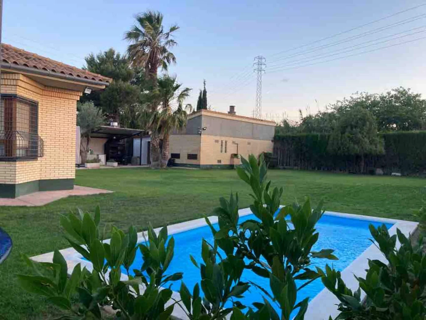 La piscina desde el jardín