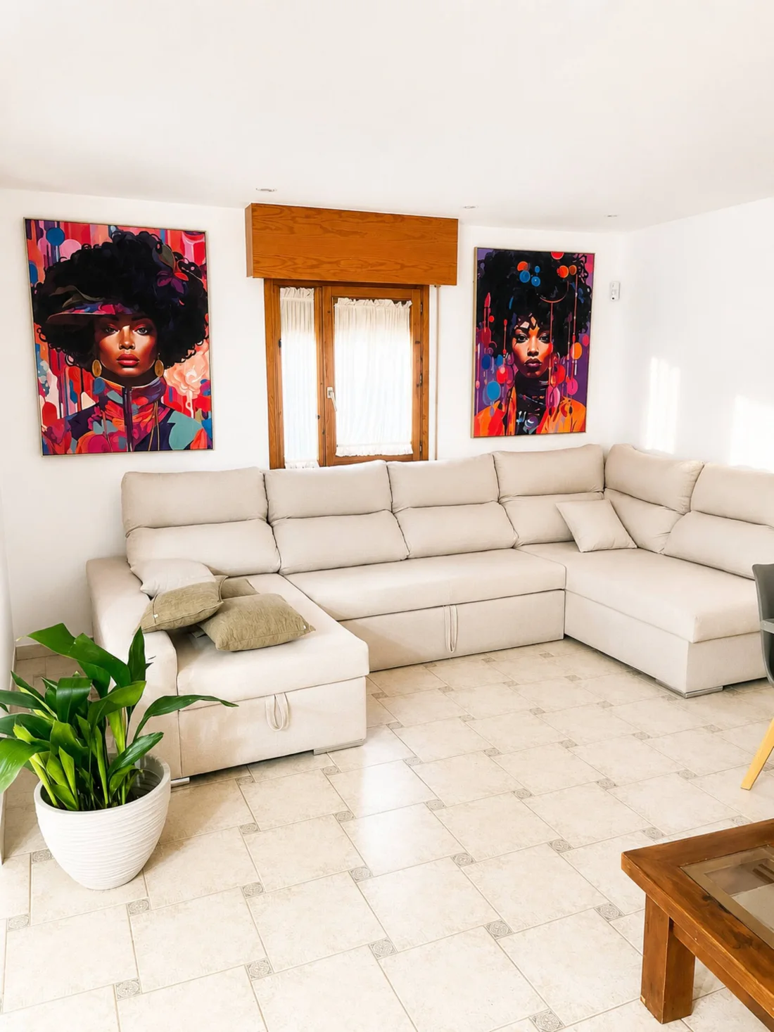 Salón con sofá blanco en L y cuadros de colores